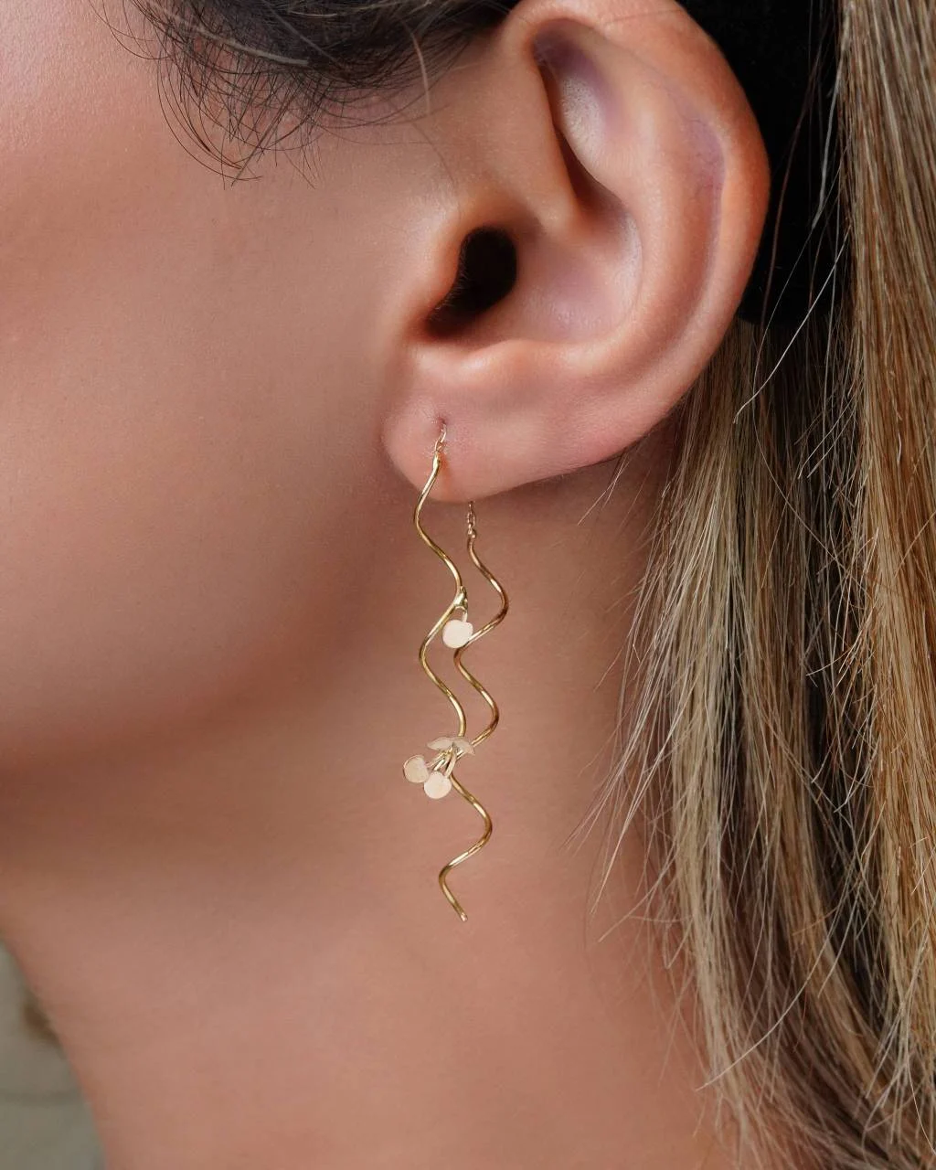 گوشواره طلا 18 عیار طرح کرلی آلبالو