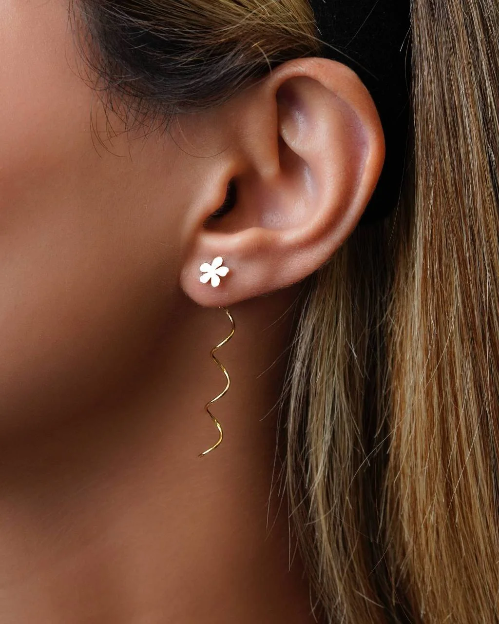 گوشواره طلا 18 عیار طرح کرلی گل