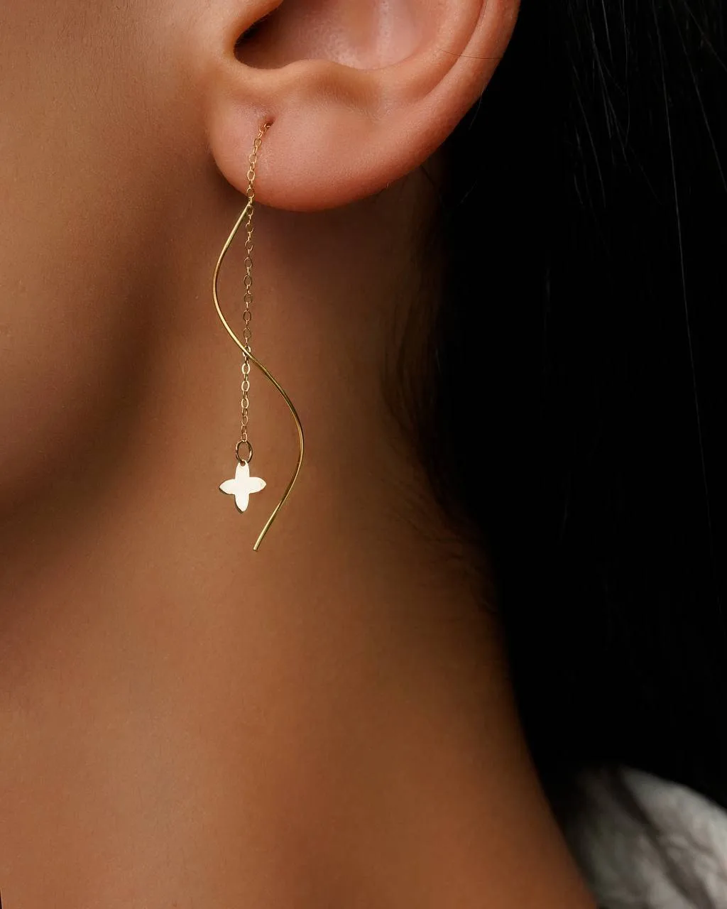 گوشواره طلا 18 عیار طرح کرلی گل
