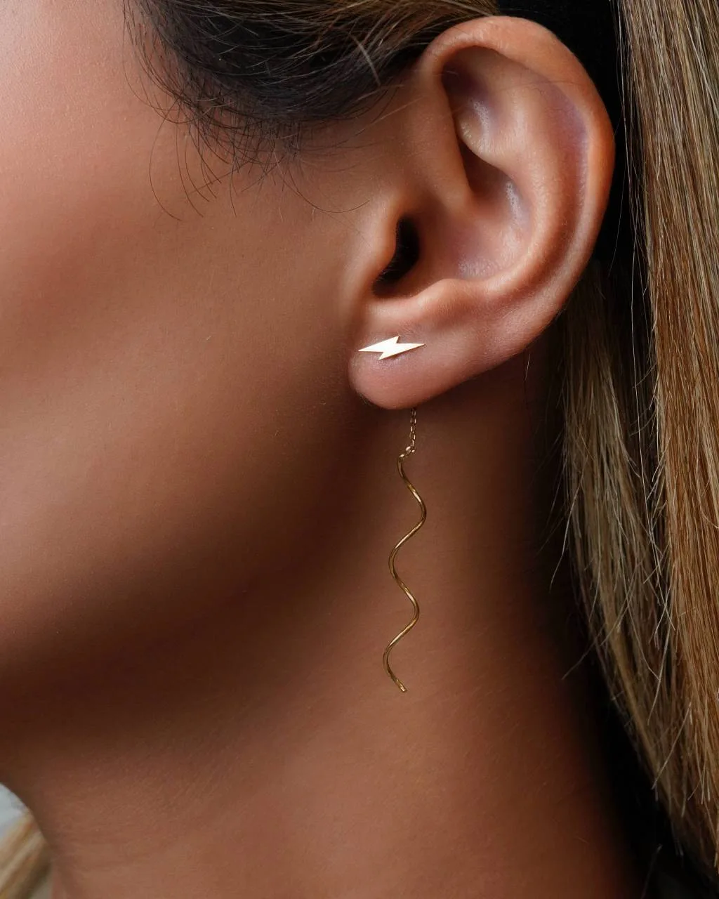 گوشواره طلا 18 عیار طرح کرلی رعد