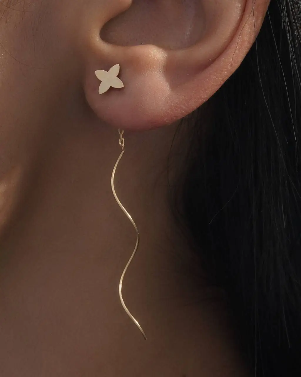 گوشواره طلا 18 عیار طرح کرلی گل