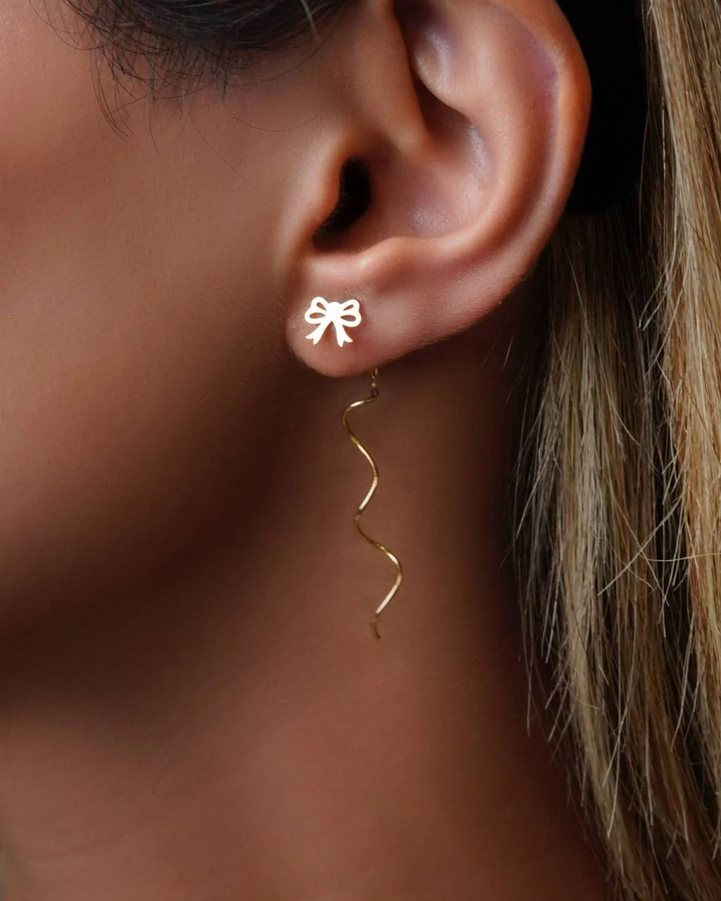 گوشواره طلا 18 عیار طرح کرلی پاپیون