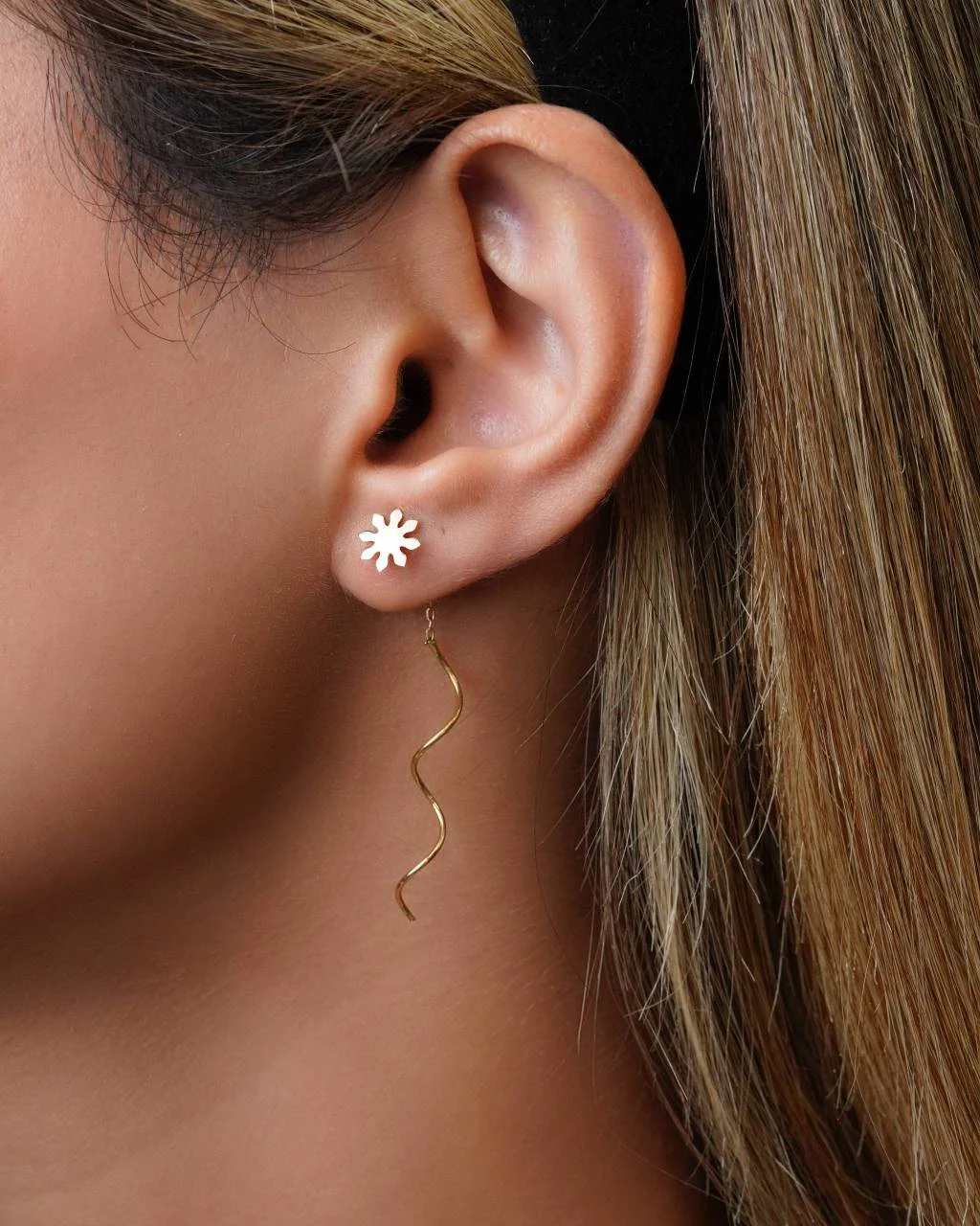 گوشواره طلا 18 عیار طرح کرلی گل