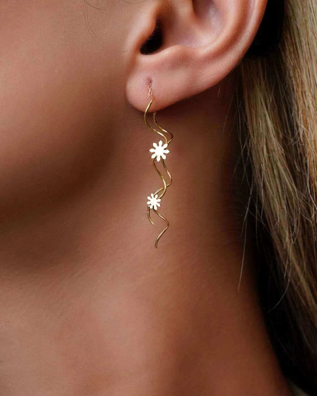 گوشواره طلا 18 عیار طرح کرلی گل