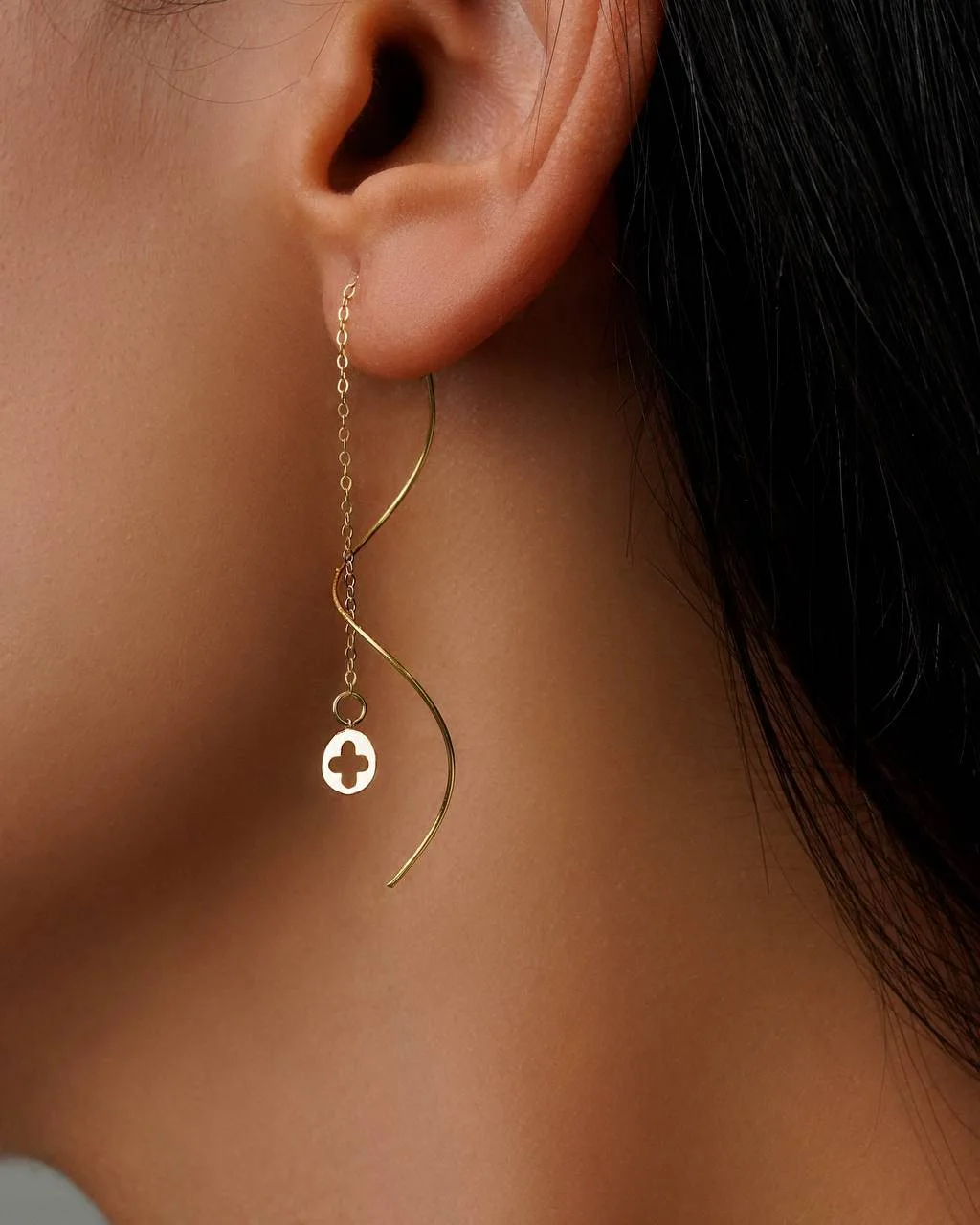 گوشواره طلا 18 عیار طرح کرلی گل